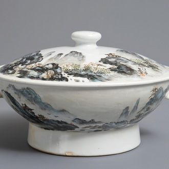 Une terrine couverte en porcelaine de Chine qianjiang cai, 20ème