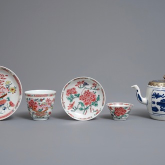 Deux tasses et soucoupes en une théière en porcelaine de Chine famille rose et bleu et blanc, Kangxi/Qianlong