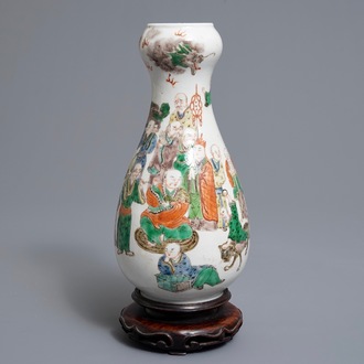 Un vase de forme bouteille en porcelaine de Chine famille verte, 19ème