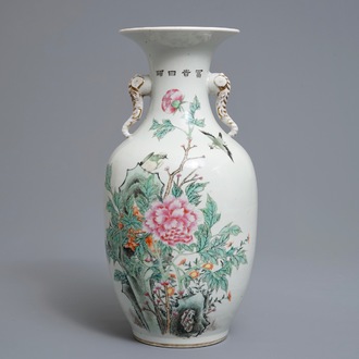 Un vase en porcelaine de Chine famille rose aux anses en forme d'éléphant, marque de Jingdezhen, 20ème