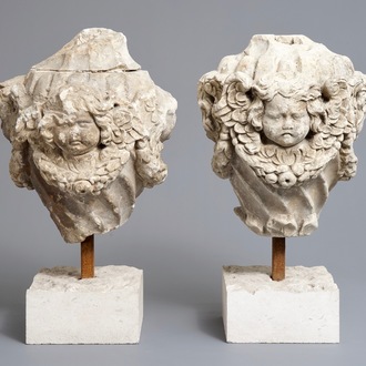 Une paire d'ornements architecturaux en pierre sculptée figurant des têtes de chérubins, 18ème