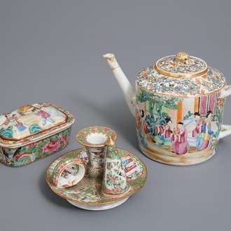 Une théière, un porte-bougeoir et une boîte couverte en porcelaine de Chine famille rose de Canton, 19ème