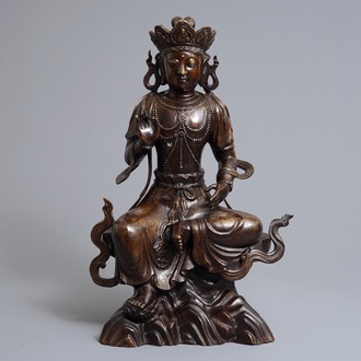 Een grote Chinese bronzen figuur van Guanyin op troon met ingelegd decor, 19/20e eeuw