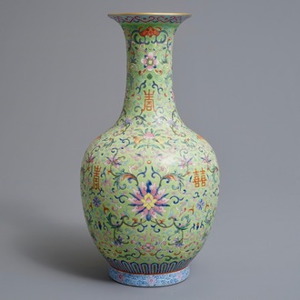 Een Chinese famille rose flesvormige vaas met limoengroene fondkleur, Jiaqing merk en periode
