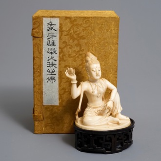 Une figure de Guanyin en ivoire sculpté sur socle en bois et avec sa boîte, République, début du 20ème