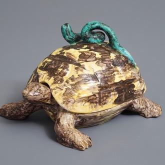 Een polychrome Brusselse dekseldoos in de vorm van een schildpad, 18e eeuw
