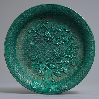 Un plat en laque verte à décor floral, Chine, 19/20ème