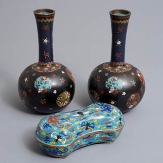 Een paar Chinese cloisonné flesvormige vazen en een dekseldoos, 19/20e eeuw