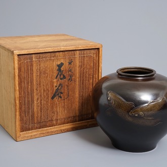 Un vase globulaire en bronze à décor de koï en relief, époque Meiji/Taisho, 1ère moitié du 20ème
