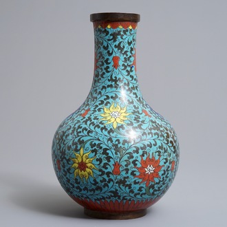 Een Chinese flesvormige cloisonné vaas met lotusslingers, Da Ming Nian Zhi merk, Ming/Qing