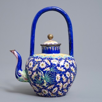 A Chinese Canton enamel teapot with floral design, 18/19th C.