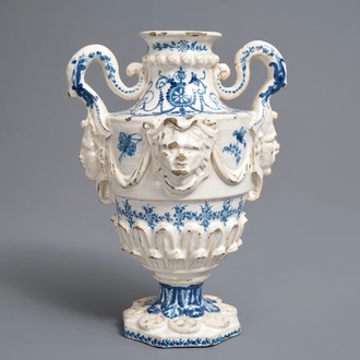 Een Spaanse blauwwitte vaas met reliëfdecor en opdracht onderaan, gedat. 1801