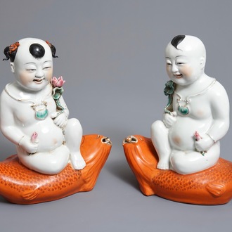 Une paire de groupes en porcelaine de Chine famille rose figurant des enfants sur carpes, République, 20ème