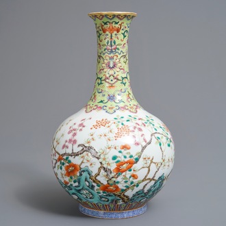 Een Chinese famille rose flesvormige vaas met floraal decor, Jiaqing merk, 19/20e eeuw