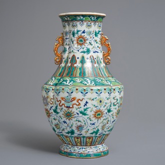 Un vase en porcelaine de Chine doucai à décor de rinceaux de lotus, marque de Qianlong, 19/20ème