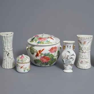 Un ensemble de pièces en porcelaine de Chine qianjiang cai et famille rose, 19/20ème