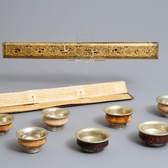 Sept bols à thé en bois et argent et deux écritures montées en bois doré, Tibet, 19/20ème