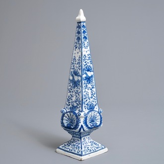 Un grand obélisque en faïence de Delft bleu et blanc, 1er quart du 18ème