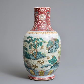 Un vase en porcelaine de Chine famille rose à décor de daims, marque de Qianlong, 19/20ème