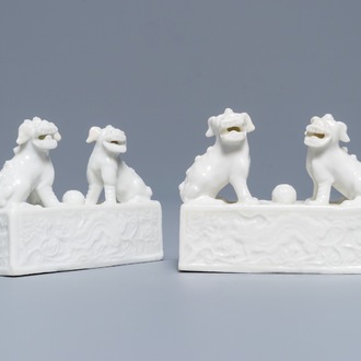 Une paire de poids de rouleau en porcelaine blanc de Chine de Dehua, Kangxi