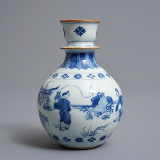 Un base de huqqah en porcelaine de Chine bleu et blanc, Kangxi