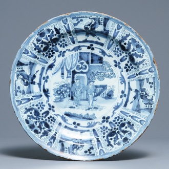 Un plat en faïence de Delft en bleu et blanc à décor de chinoiserie de style kraak, 17/18ème