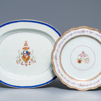 Deux grands plats armoriés en porcelaine de Chine famille rose, Qianlong