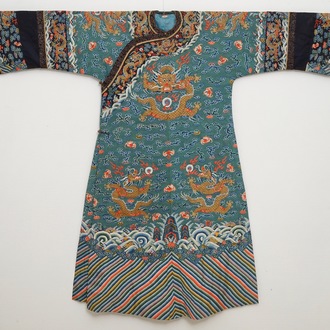 Une robe 'jifu' en soie brodée à décor de dragons à cinq griffes sur fond turquoise, Chine, 19ème