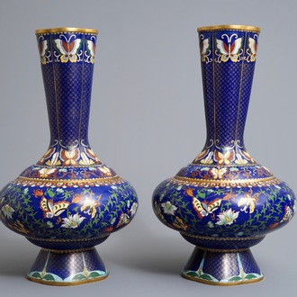 Une paire de vases en émaux cloisonnés, Chine, vers 1900