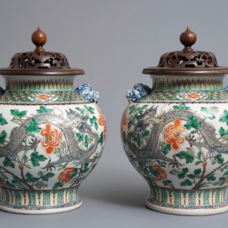 A pair of Chinese famille verte 'dragon' vases, 19/20th C.