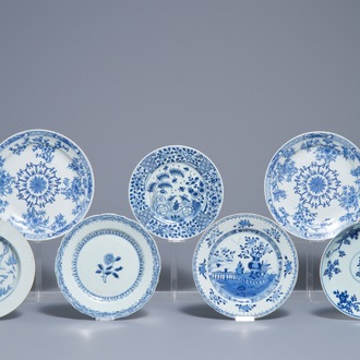 Sept assiettes et plats en porcelaine de Chine bleu et blanc, Kangxi/Qianlong