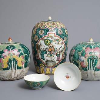 Drie Chinese famille rose dekselpotten en twee kommen, 19e eeuw