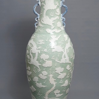 Un très grand vase en porcelaine de Chine à fond céladon, 19ème