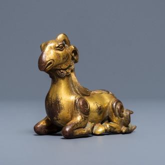 Un presse-papier en bronze doré en forme d'un bélier, Chine, 19/20ème