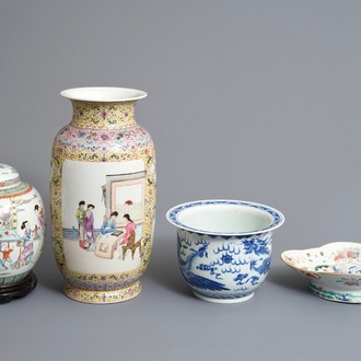 Four pieces of Chinese famille rose and blue and white porcelain, 19/20th C.