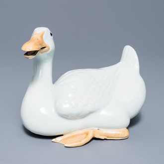 Un modèle d'une oie en porcelaine blanc de Chine, marque en creux, République, 20ème