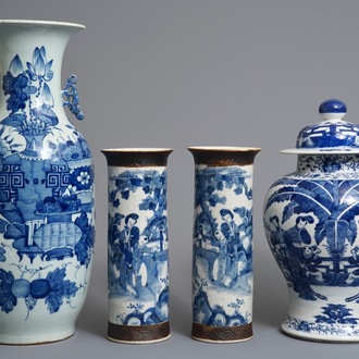 Quatre vases en porcelaine de Chine bleu et blanc, 19ème