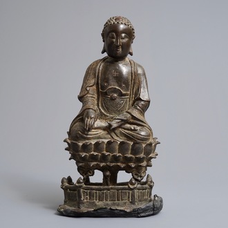 Een Chinese bronzen figuur van Buddha Shakyamuni op lotustroon, Ming