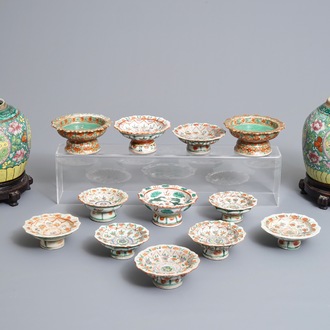 Douze bols sur piedouche et deux pots en porcelaine de Chine de style Bencharong pour le marché thai, 19ème