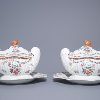 Een paar Chinese neoklassieke famille rose terrines op schotels, Qianlong