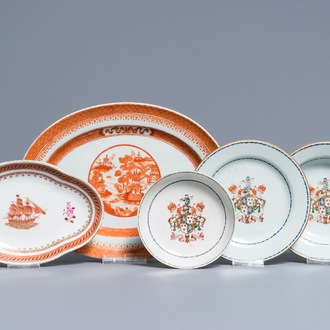 Trois assiettes armoriées en porcelaine de Chine famille rose et deux plats ovales pour le marché américain, Qianlong et 19ème