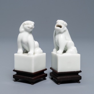 Une paire de sceaux en porcelaine blanc de Chine de Dehua, marques en creux, Kangxi