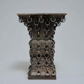 Een Chinese bronzen archaïsche fanggu vaas met ringen, Ming