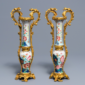 Quatre vases en porcelaine de Chine famille rose recomposés à deux aux montures en bronze doré, Qianlong