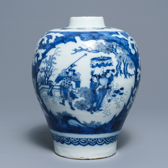 Un vase en faïence de Delft en bleu et blanc à décor de chinoiserie, fin du 17ème