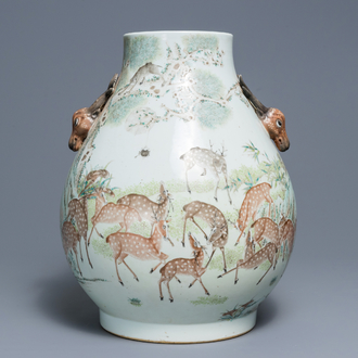 Un vase de forme hu en porcelaine de Chine qianjiang cai à décor de daims, 19/20ème