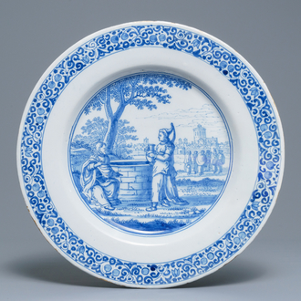 Un grand plat en faïence de Delft en bleu et blanc à décor de Jésus et la Samaritaine, fin du 17ème