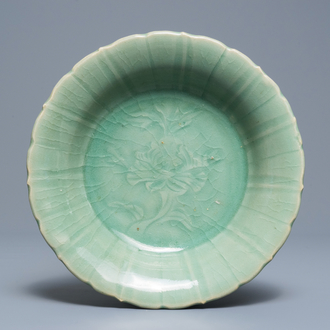 Une coupe en porcelaine de Chine céladon de Longquan à décor incisé, Ming