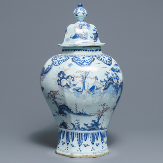 Un grand vase couvert en faïence de Nevers à décor de chinoiserie en bleu, blanc et manganèse, 18ème