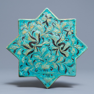 Een stervormige tegel met Lajvardina glazuur met turquoise fondkleur, Kashan, Iran, 13e eeuw